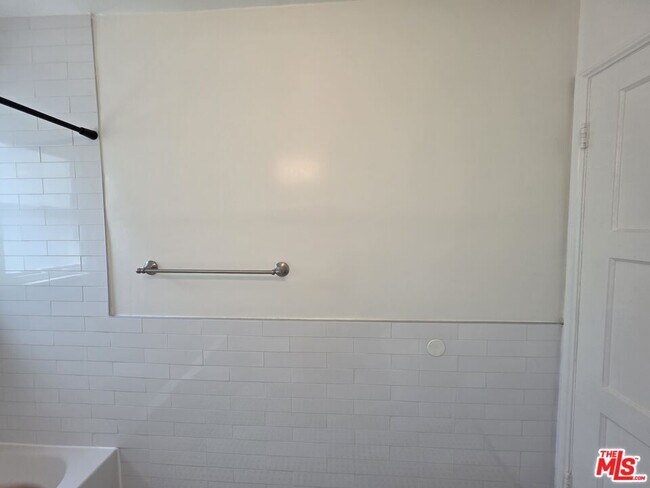 Building Photo - 102 Gaviota Ave