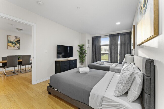 Building Photo - 601 Albany St