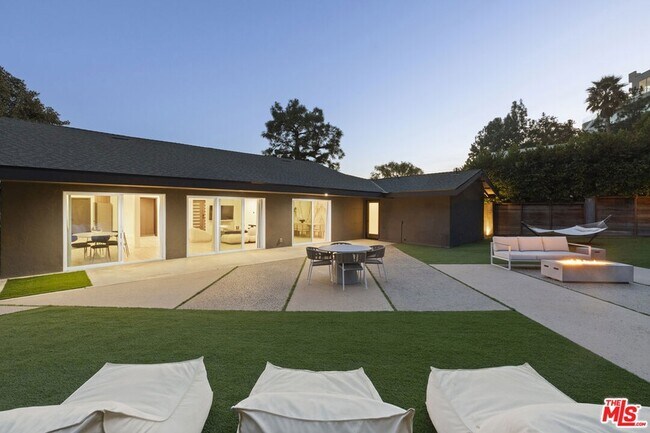 Building Photo - 9289 Swallow Dr