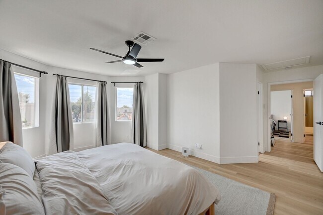 Building Photo - Furnished 4 bedroom home in the Lakes!