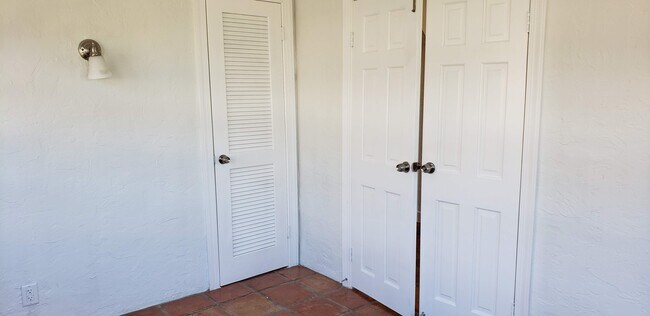 Building Photo - 410 Monroe Dr