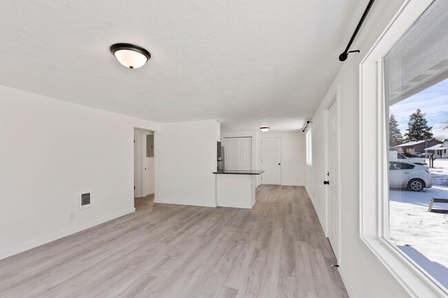 Building Photo - 1027 S Beeman St