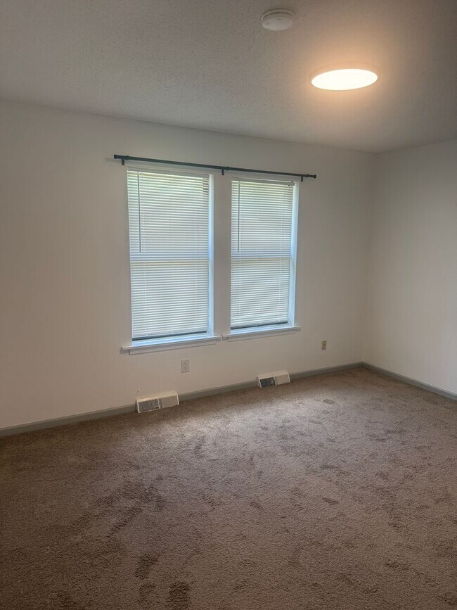 Building Photo - 431 Maple Grove Way
