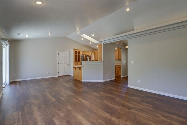 Building Photo - Immaculate 3 bedroom, 2 bath home in Presc...