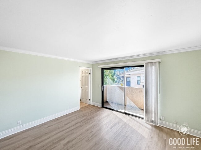 Building Photo - Beautiful 2BD/2.5BA W/ Updated Kitchen, and Attached Garage in Bay Ho!