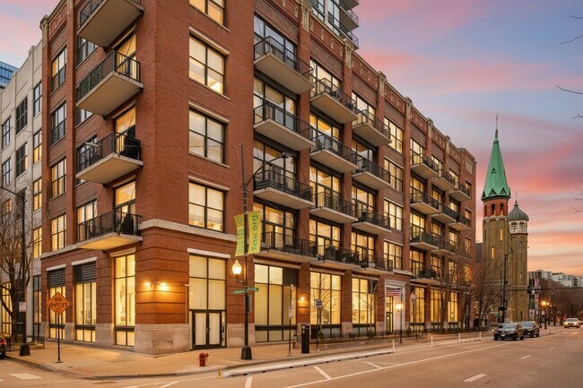 Building Photo - 210 S Desplaines St