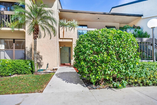 Building Photo - 5021 Oakhill Ln