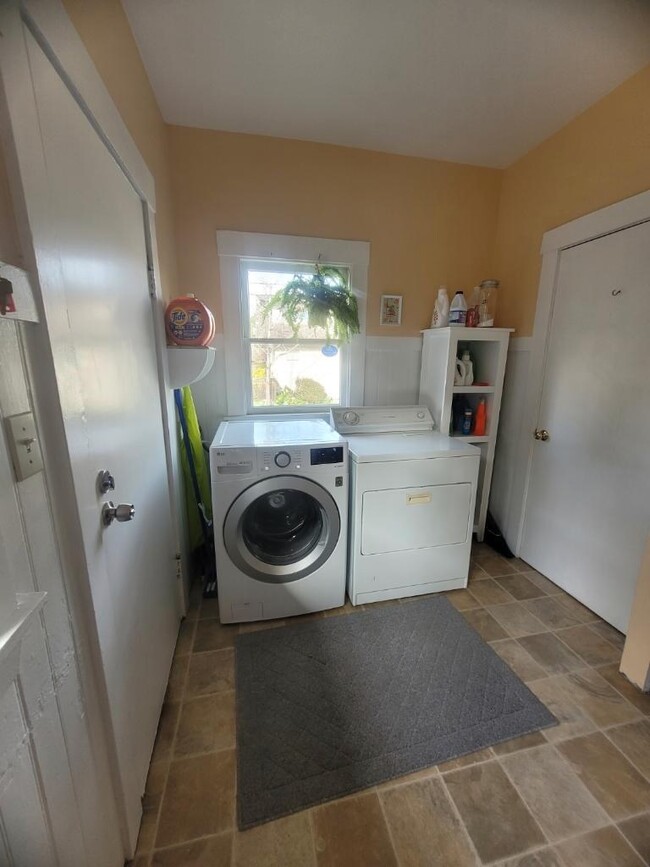 SHARED LAUNDRY - 6521 Dana St