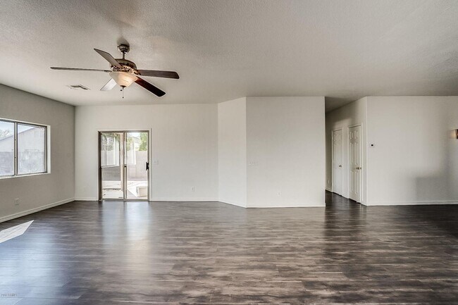 Building Photo - Charming 4 Bedroom 3 Bath 3 Car garage Hom...