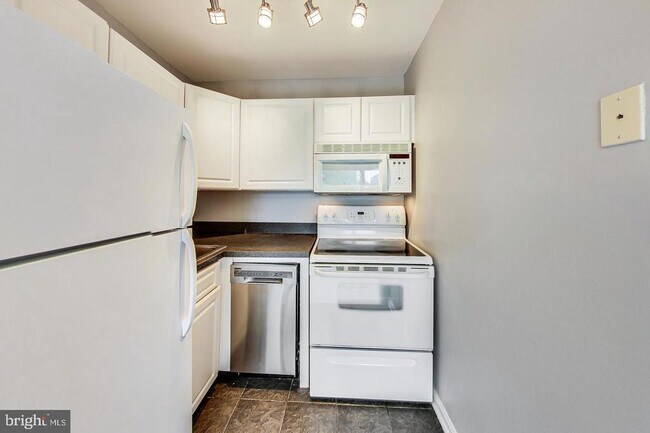 Building Photo - 604 Longfellow St NW