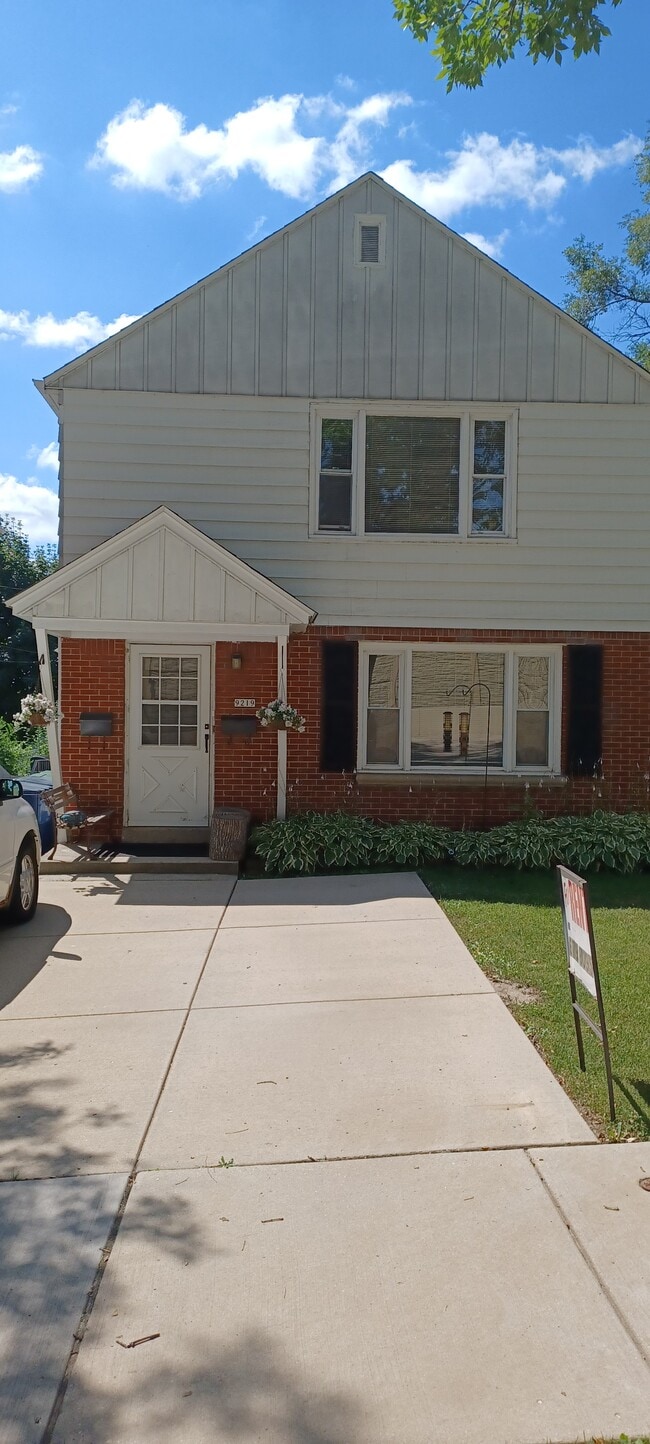 Building Photo - 9219 W Adler St