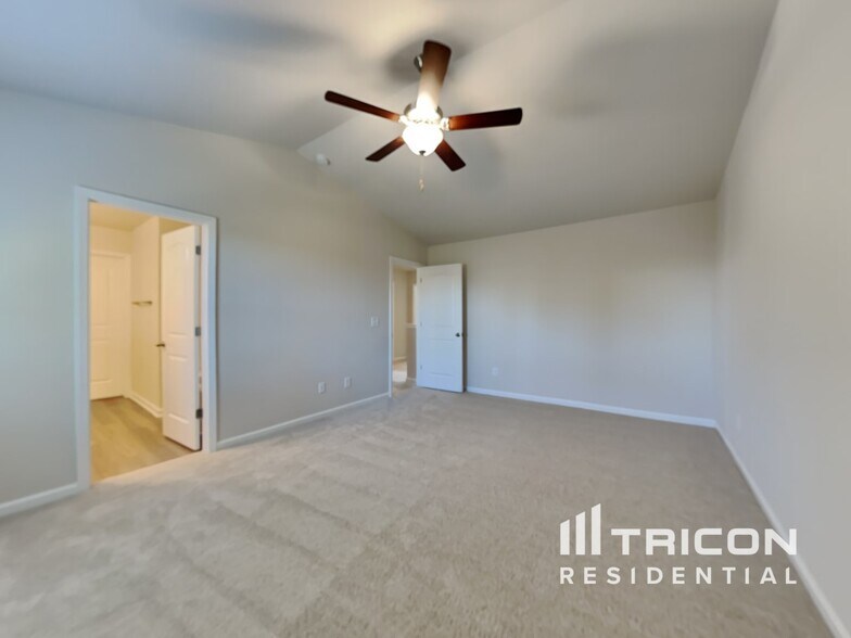 Building Photo - 572 Lakerun Dr