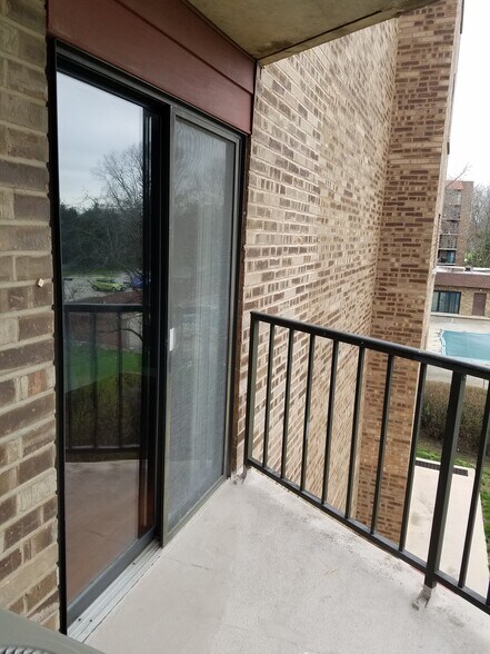 Building Photo - 111 S Baybrook Dr