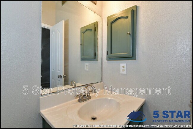 Building Photo - 12257 Robert Dahl Dr
