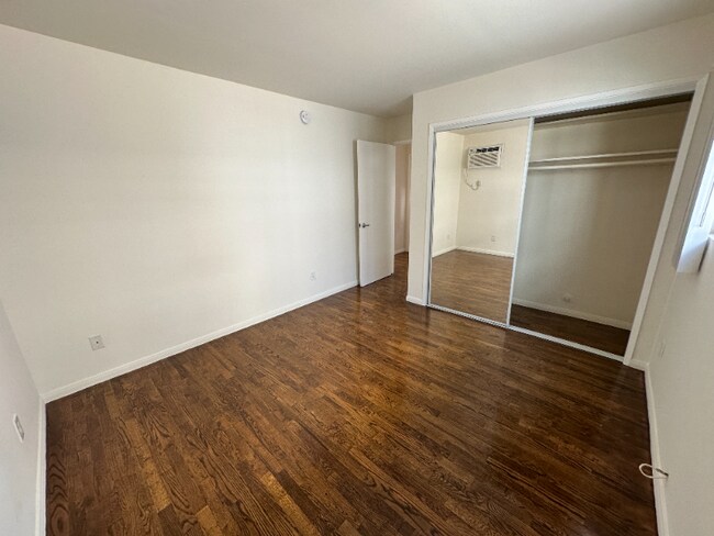 Building Photo - 1262 Granville Ave