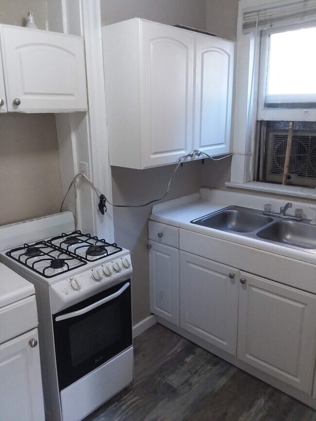 Building Photo - Cap Hil Adorable 1 Bedroom Available Now!