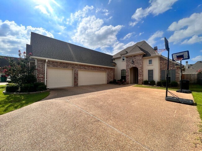Building Photo - 725 Dumaine Dr