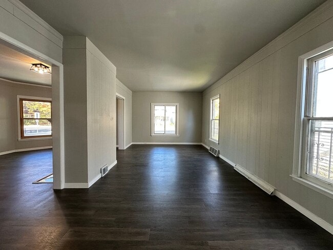 Building Photo - Five Bedroom House Available in Battle Creek