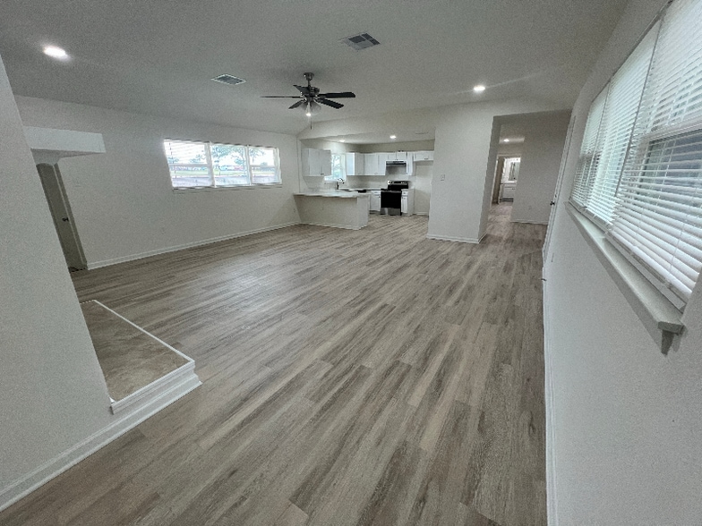 Building Photo - 1 10th Ave N