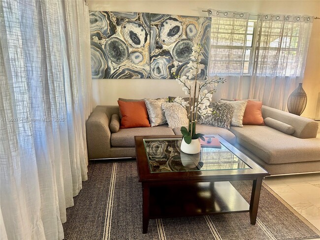 Building Photo - 1008 N 15th Ave