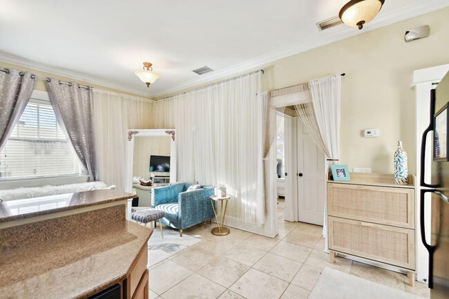 Building Photo - 509 S Willow Ave