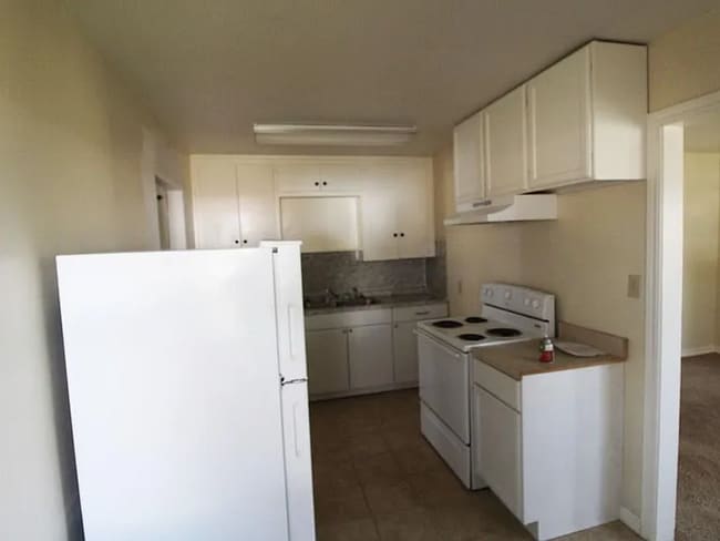 Building Photo - 1-Bedroom Duplex on Corner Lot – Near Midw...