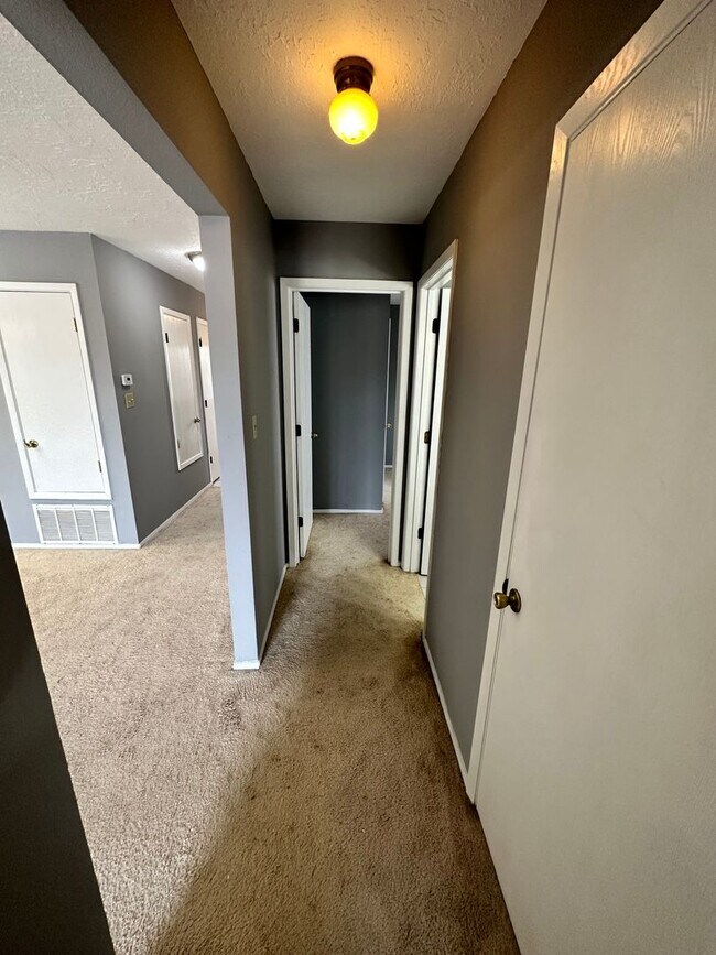 Building Photo - 3 Bedroom 2 Bathroom New flooring