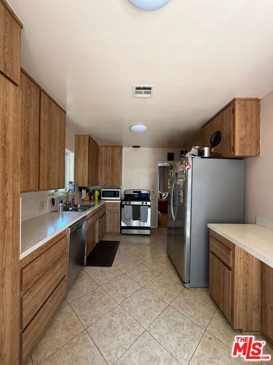 Building Photo - 3283 Kelton Ave