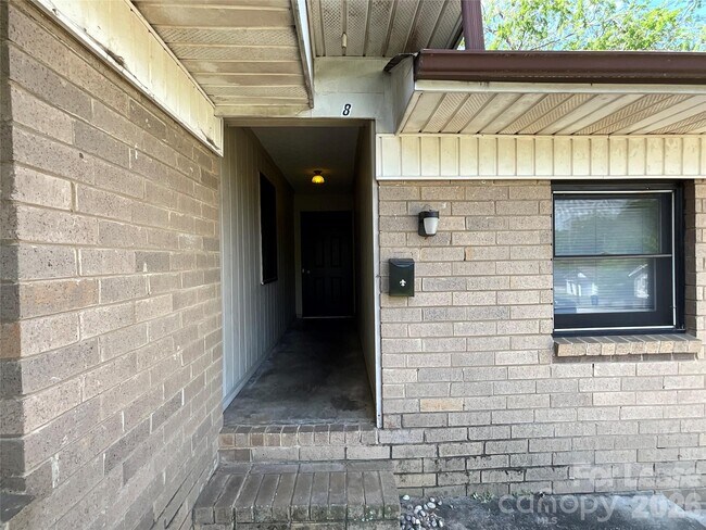 Building Photo - 304 Palm St