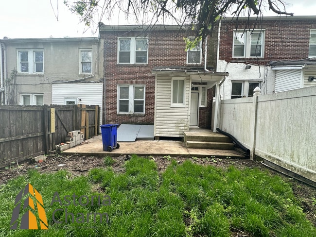 Building Photo - 4 bedroom 1 bath or 3 bedroom + den AVAILA...