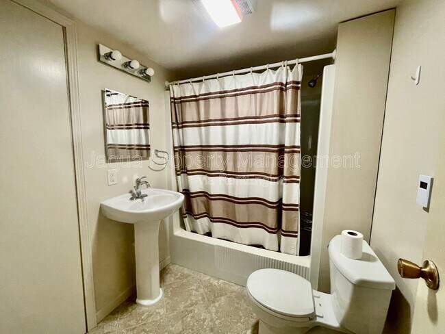 Building Photo - 1526 Royce Ave