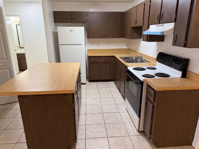 Building Photo - 1583 Sunset Ln