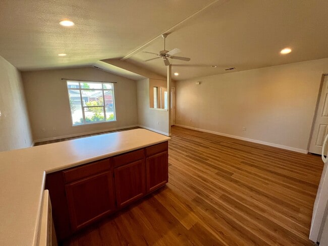 Building Photo - 2524 Parkwood Village Ln