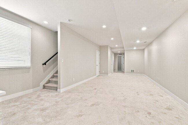 Building Photo - $3,740.95 - 4 bed, 3.5 bath Updated Townhome in Englewood!