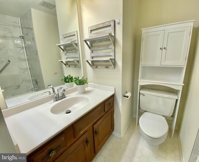 Building Photo - 10323 Hampshire Green Ave