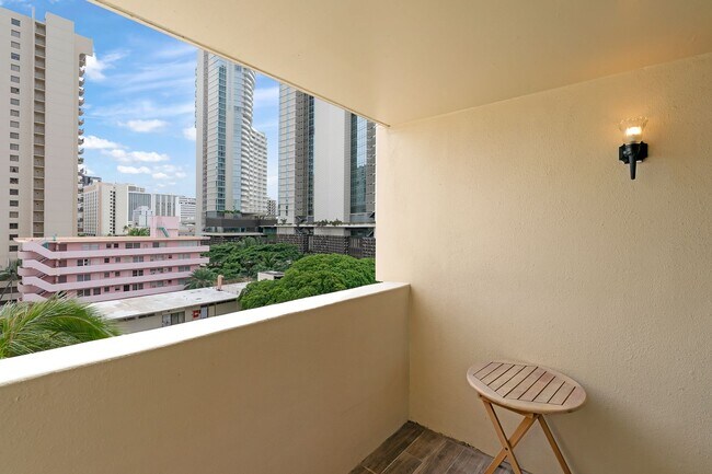 Building Photo - 2092 Kuhio Ave #906