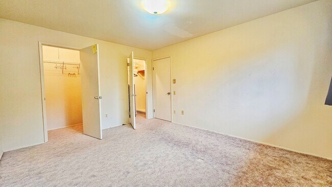 Building Photo - Charming 3-Bedroom 1.5 Bath Apt in Prime B...