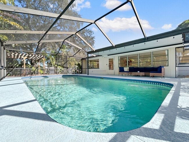 Building Photo - Beautiful Clearwater Home with Pool - 2bed|2bath WITH BONUS ROOM