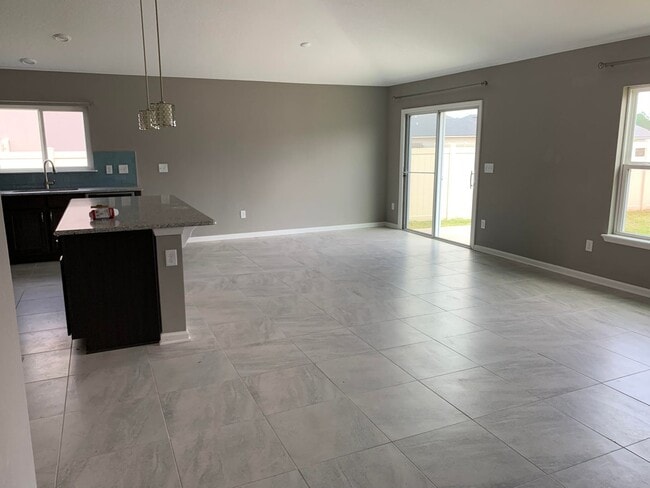 Building Photo - Beautiful 3 Bedroom, 2 Bath Home in the He...