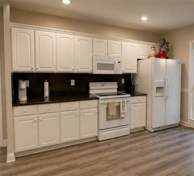 Building Photo - 463 Valleyside Dr