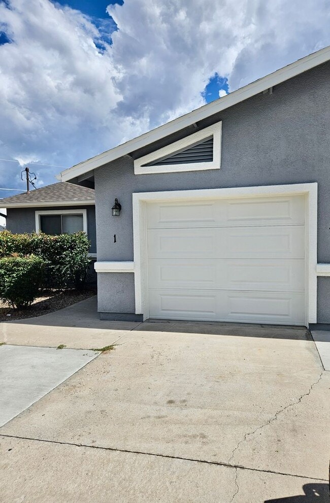 Building Photo - Excellent remodeled 2 bed 2 bath home in P...