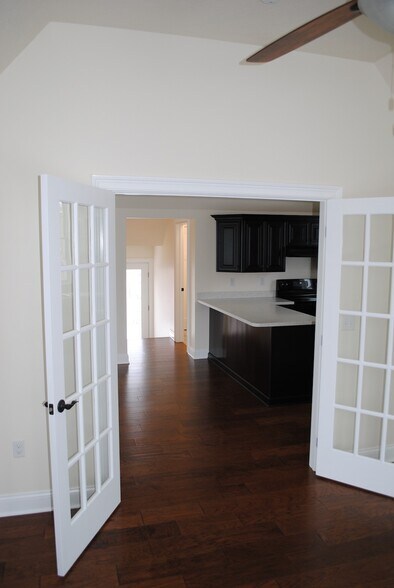 Building Photo - 411 Cardinal Dr