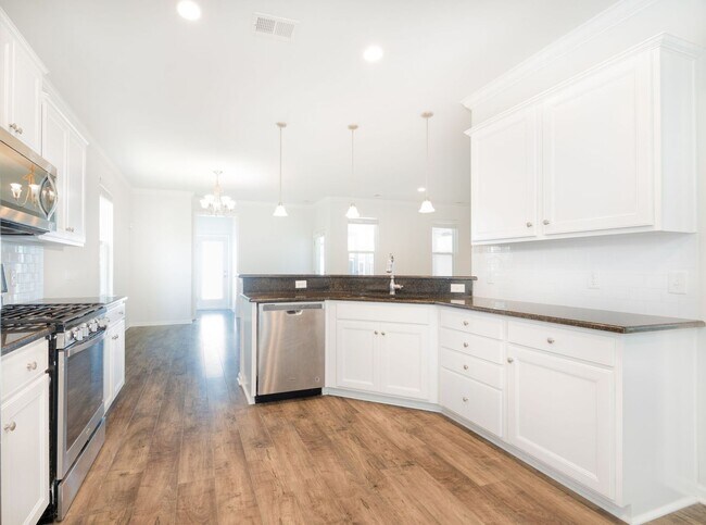 Building Photo - Spacious Living in the Heart of West Ashley
