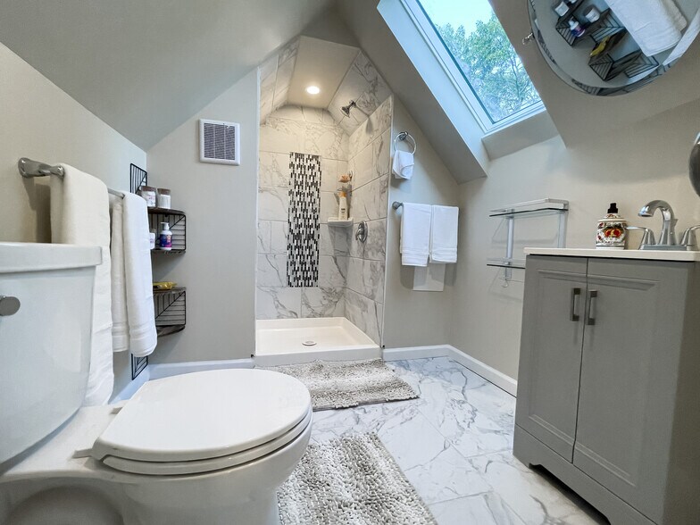 Building Photo - 1701 Spence St