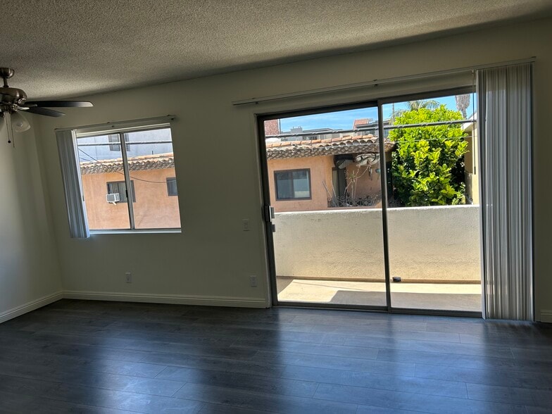 Building Photo - 1333 S Bundy Dr
