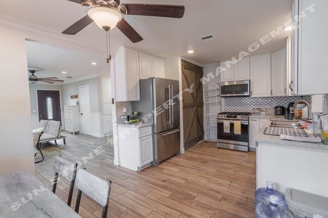 Building Photo - Luxury 4 Bed 3 bath