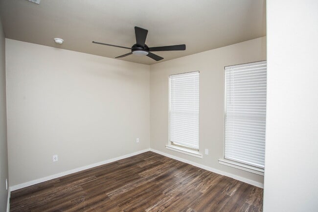 Building Photo - Modern 3/2/1 Duplex!