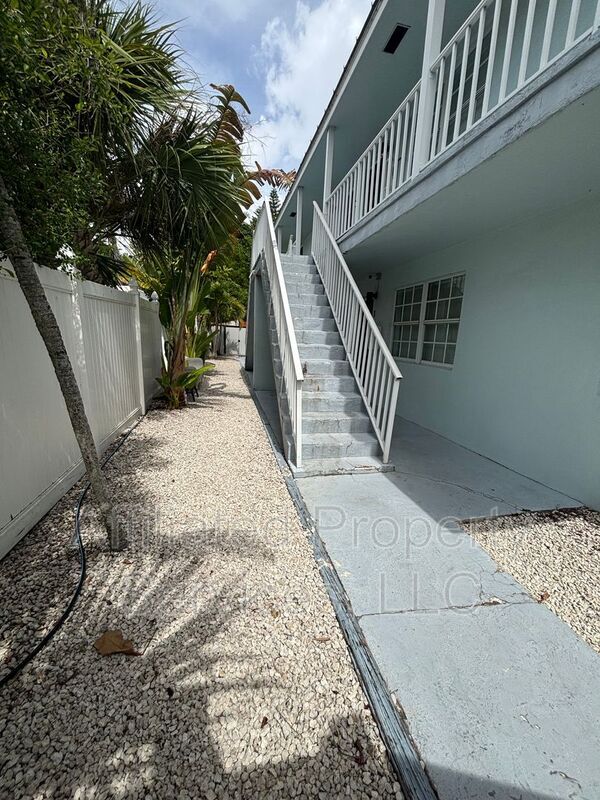 Building Photo - 5207 N Flagler Dr