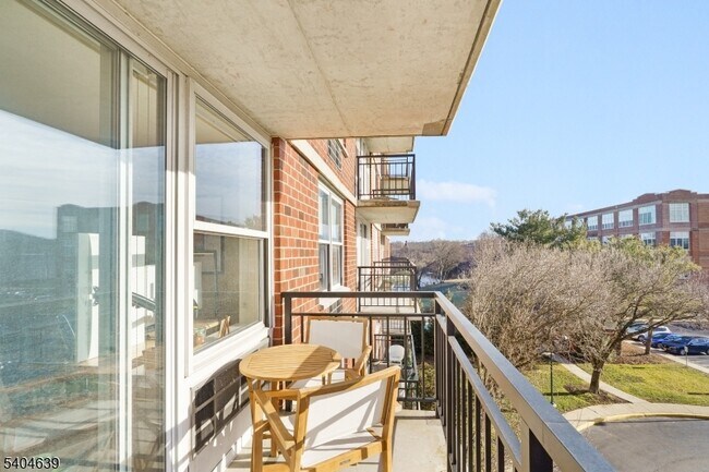 Building Photo - 300 Main St