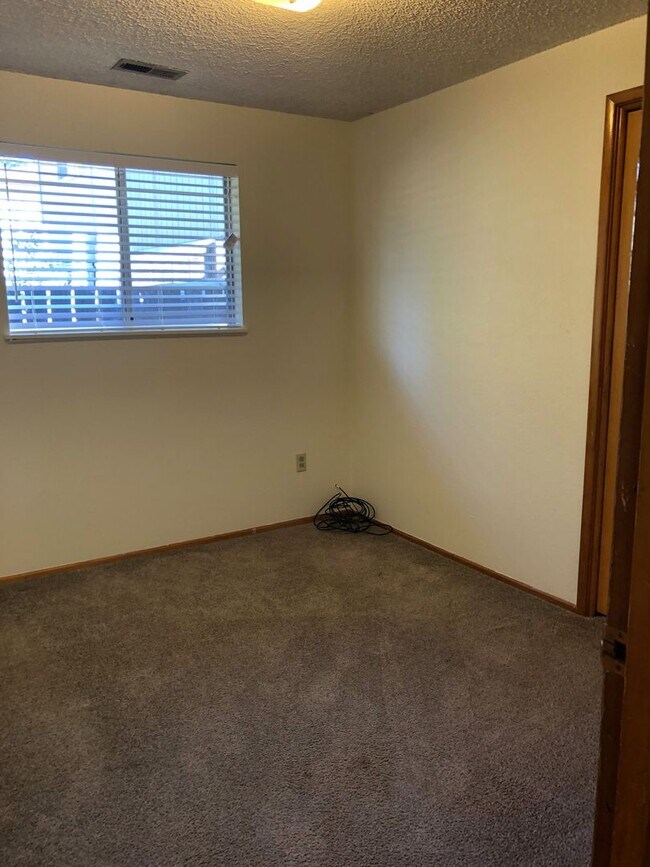 Building Photo - Spacious NW Corvallis Duplex - 3 Bedroom 1...